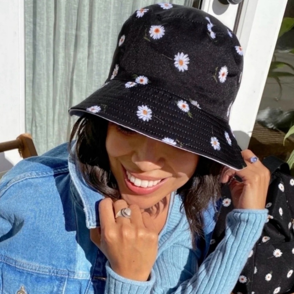 Alice + Olivia Black Daisy Reversible Bucket Hat-NWT